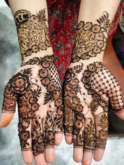 A stunning design with a mix of rose motifs and net patterns. Perfect for a wedding guest.