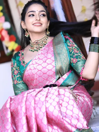 A model wearing a green and pink kemp stone choker set, a vibrant choice for festive occasions.