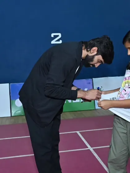A young fan gets her t-shirt signed by badminton star Srikanth Kidambi during his visit to our event.