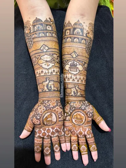 Even a "simple" bridal design can be full of detail. This piece incorporates traditional architecture, elephants, and auspicious symbols, offering a complete bridal look that isn't overwhelming.