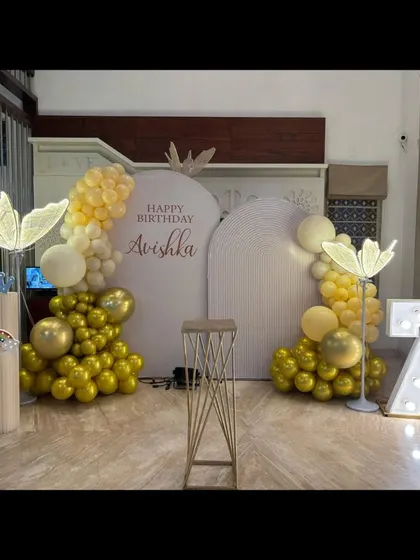 A modern and chic birthday setup for Avishka's 7th birthday. The dual arch backdrops and minimalist balloon decor create a very stylish look.