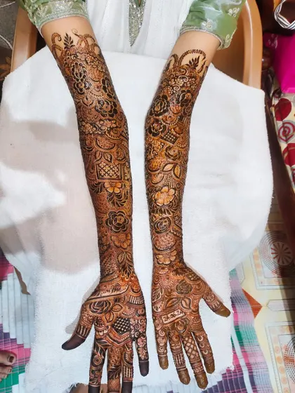 This full-arm design features peacock motifs, a classic and auspicious symbol in Indian weddings.
