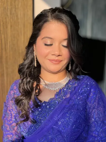 A detailed shot of the eye makeup for this look. I used soft, shimmery tones to create a gentle glow on the eyelids, paired with a simple liner to define the eyes beautifully.