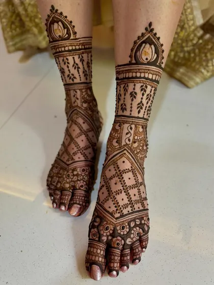 An alternate view of the intricate bridal feet mehendi with lotus toppers.