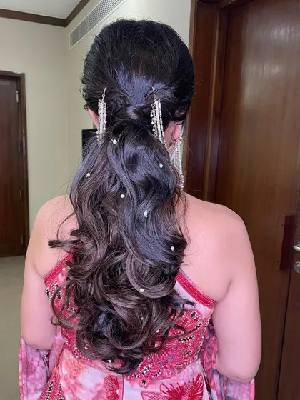 The pearls add a touch of magic to this simple and elegant ponytail.