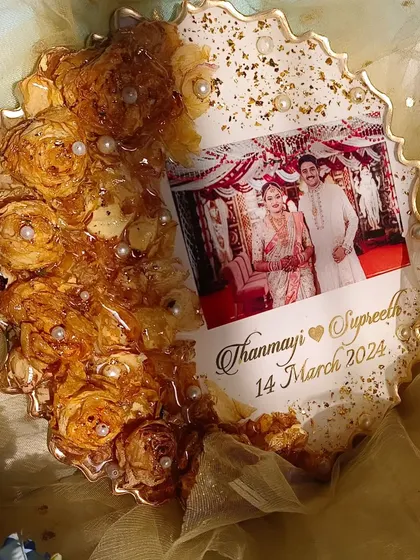 A beautiful example of a flower preservation plaque with a polaroid-style photo. The preserved yellow flowers and pearls create a soft and romantic look.