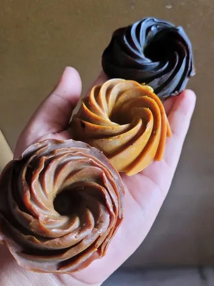 These beautiful swirl-shaped facial soaps are made with coffee, chocolate, and ubtan. They are great for exfoliating and brightening the skin.