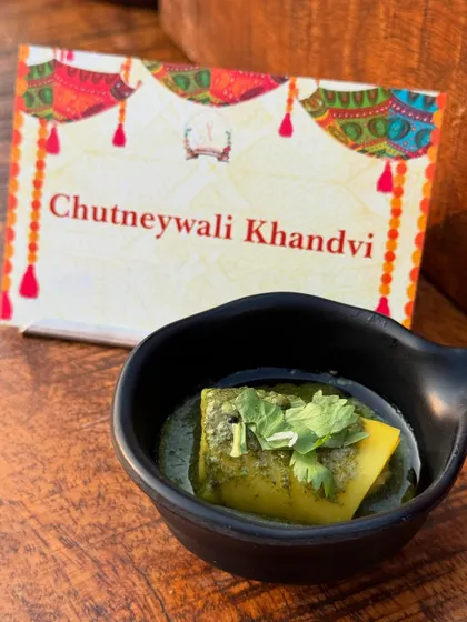 Chutneywali Khandvi, a classic Gujarati snack. The delicate, rolled gram flour sheets are served in a flavourful green chutney for a refreshing and tangy bite.
