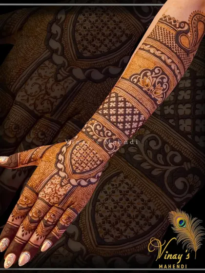 A beautiful back-hand design with heart-shaped patterns and paisley motifs, perfect for an engagement or sangeet ceremony.