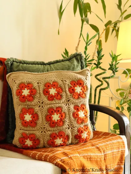 Bringing out the autumn colours with this granny square cushion. The orange floral motifs on a neutral background feel just right for the season.