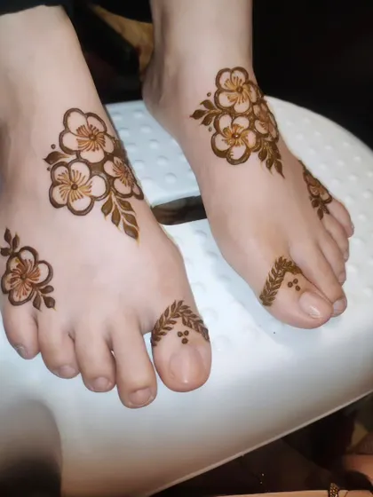 A very cute and simple floral design for the feet, perfect for young girls or those who prefer minimal henna.
