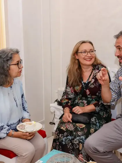 A duplicate of image 137, capturing guests in conversation at an exhibition opening.