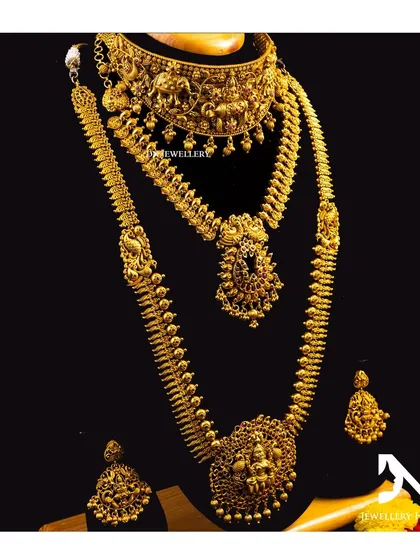 A full temple jewellery set on display. The three-layered necklace is a very grand and royal choice for a bride.