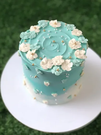 A top-down view of the teal ombre floral cake.