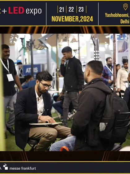 An exhibitor engages in a one-on-one discussion with a potential client, a common sight at our networking-focused event.