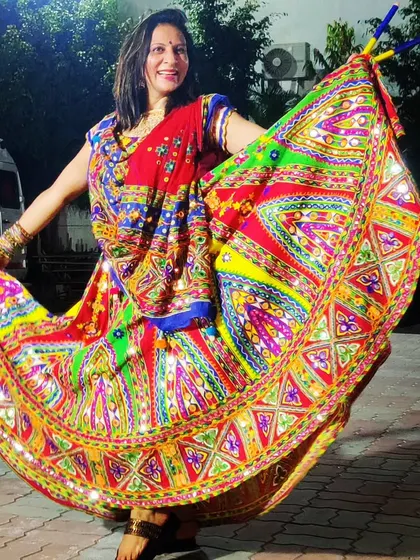 Flaunting my inner Garba fashionista. The vibrant colors and flowing ghagra are a huge part of the joy of Navratri. This is me, ready to hit the dance floor for a night of festive celebration.