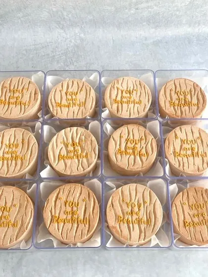 A special commission of mini bento cakes with a "scar concept" to celebrate the beauty and strength of mothers. Each cake has the message "You Are Beautiful."