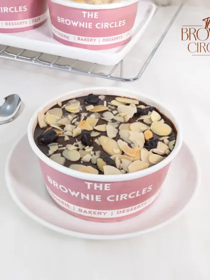 Our Almond Fudge Cake Tub is a nutty, chocolatey delight. We layer moist chocolate cake with a rich fudge sauce and top it with toasted almond flakes for a satisfying crunch.