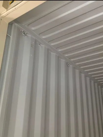 This detailed shot shows the corner and ceiling structure inside a container. The robust, all-steel construction is what makes our units exceptionally resistant to fire, earthquakes, and extreme weather.