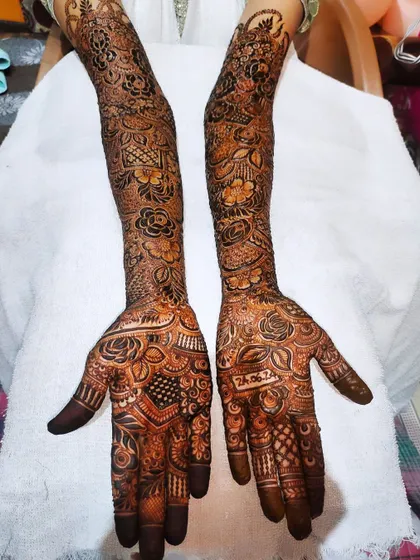 A full bridal design with the wedding date cleverly included on the wrist, a unique way to personalize your mehndi.