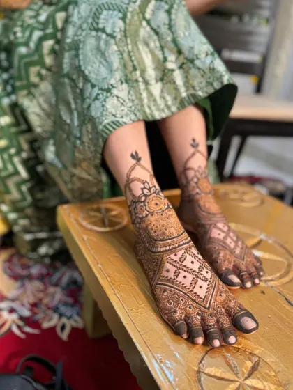 Here are more examples of my bridal foot mehendi. I can create matching designs for both feet or unique, complementary patterns, all tailored to your preference for your wedding day.
