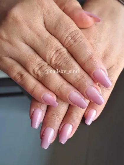 A soft and pretty nude ombré in a coffin shape. This is a great choice for an everyday elegant look.