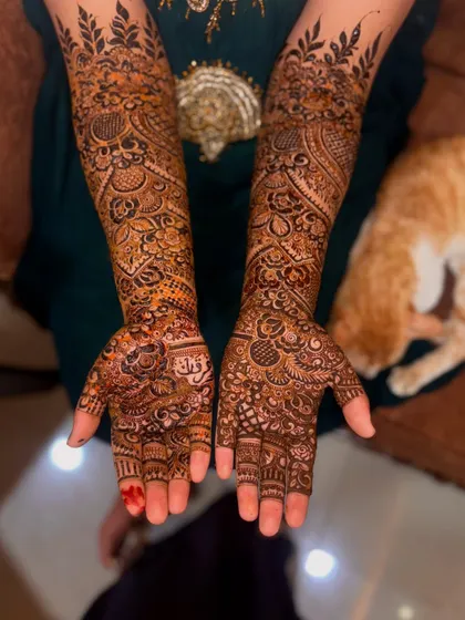 This full coverage bridal henna has a rich, dark application that promises a beautiful stain. The design is a dense mix of various traditional patterns.