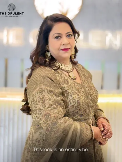 Royal elegance redefined. This look speaks confidence, grace, and timeless beauty.
