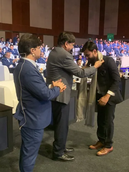 Being felicitated by the leadership team at the HPCL corporate event. I am grateful for the respect and appreciation shown for my live art performance.