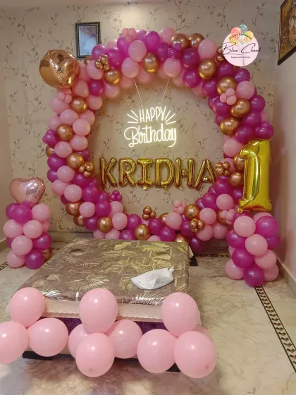 A lovely pink and gold balloon ring for a first birthday, also suitable for an elegant sweet sixteen or anniversary.
