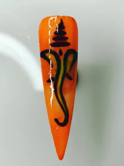This nail shows a stylized Ganesha symbol, a beautiful example of free-hand brush control and line work that I cover in my classes.