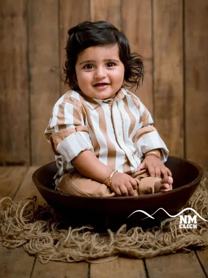 This little cutie in a bowl is the perfect example of a sitter session portrait. Their curious expressions and adorable rolls are what make this stage so special.
