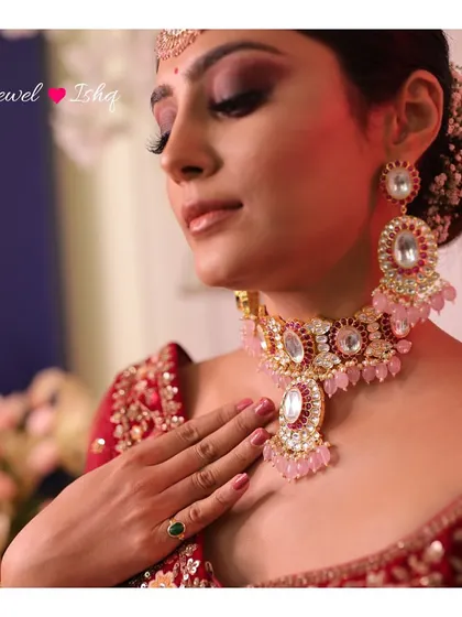A close-up of a beautiful Polki choker, featuring large uncut stones and delicate pink bead drops. This piece is perfect for adding a touch of royalty and a pop of soft colour to your bridal or pre-wedding outfit.