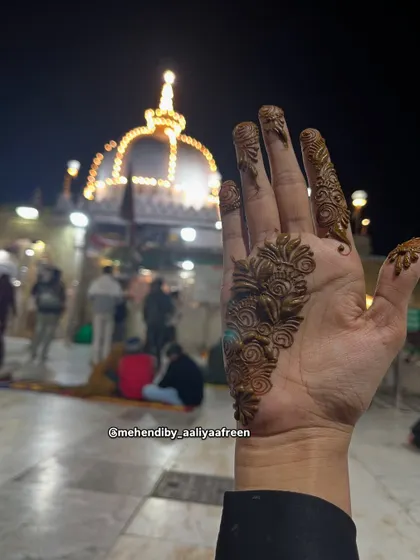 A simple and elegant design against the beautiful backdrop of Ajmer Sharif.