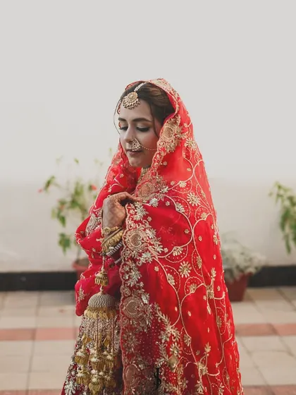 A portrait of the bride in her red lehenga, with the beautifully embroidered dupatta draped to perfection. This look was all about creating the quintessential "Sardarni" vibe.