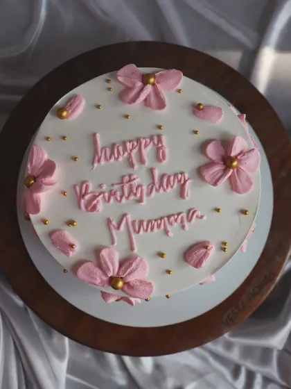A top-down view of the birthday cake for 'Mumma', showing the floral arrangement.