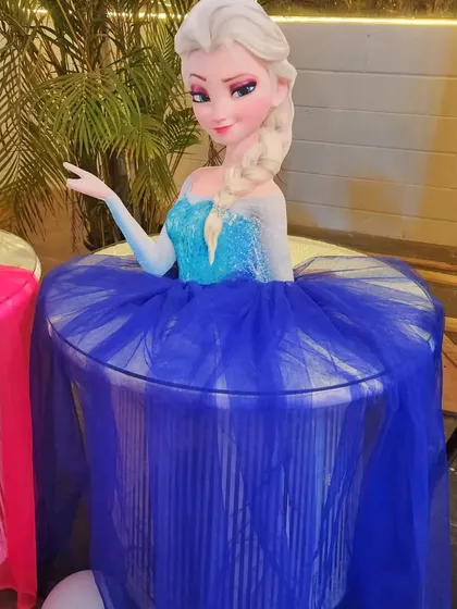 A close-up of the Elsa table prop, showing the detail of the tulle skirt that transforms a simple table into a piece of the decor.