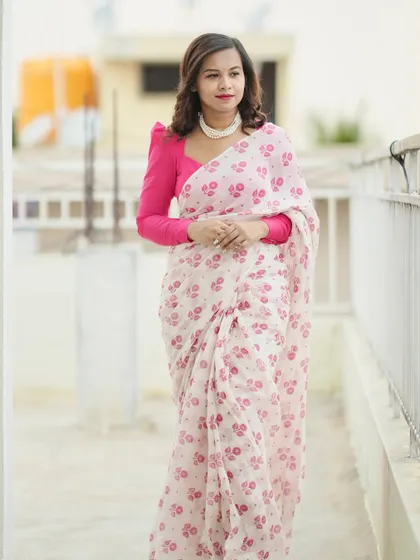 A final look at this free-spirited and elegant mulmul cotton saree.