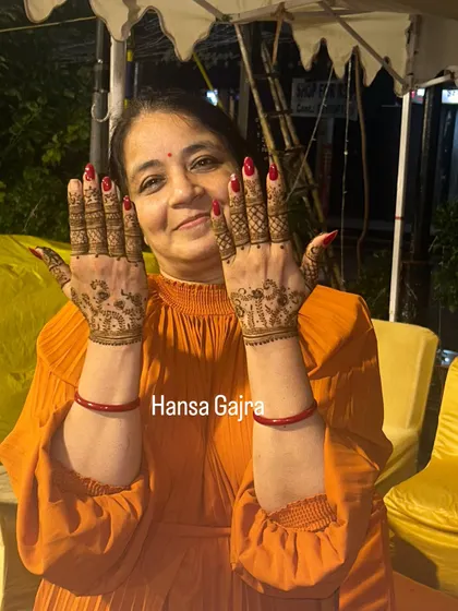 Even a simple design can be elegant. This guest chose a lovely pattern for the back of her hands, perfect for showing off in photos.