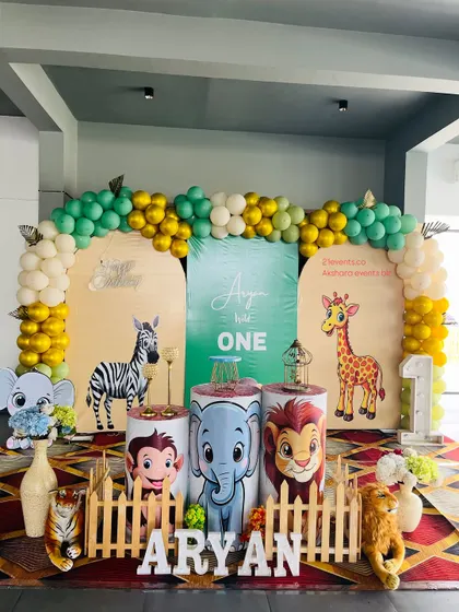 A full shot of the modern, three-arch jungle theme, showing the arrangement of props and the light-up number.