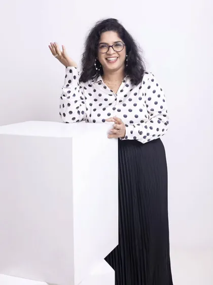 Kala's journey shows that conscious styling is about understanding your body and personality, not just following trends. This classic polka-dot shirt and pleated skirt create a professional yet approachable look that is perfect for her personal brand.
