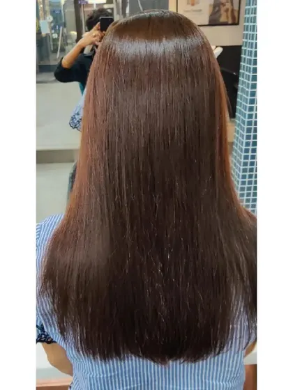 The same beautiful global color, showing off its incredible shine and reflection under the salon lights. Healthy hair is always my priority.