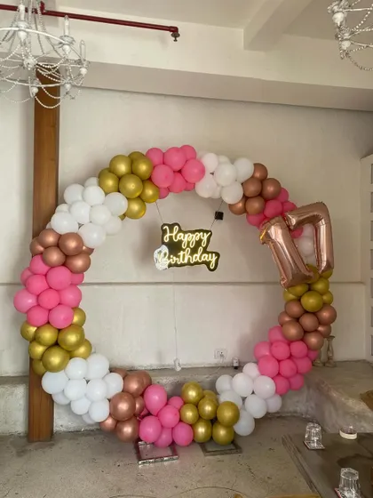 The full view of the 17th birthday ring decoration, perfect as a photo booth for a teenage party.