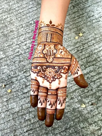 A beautiful design for any celebration. This piece features a mix of traditional patterns with bold finger details and a lovely wrist cuff, all done with natural henna.