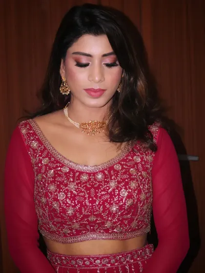A simple yet classy party look. The makeup features a soft pink eyeshadow and a natural lip, paired with a delicate choker. This style is perfect for an elegant evening event.
