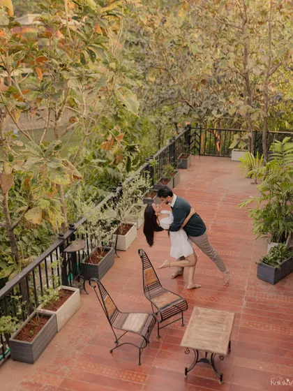 A spontaneous dance on a beautiful terrace surrounded by lush greenery. We encourage couples to be themselves, which leads to these wonderful, natural moments.