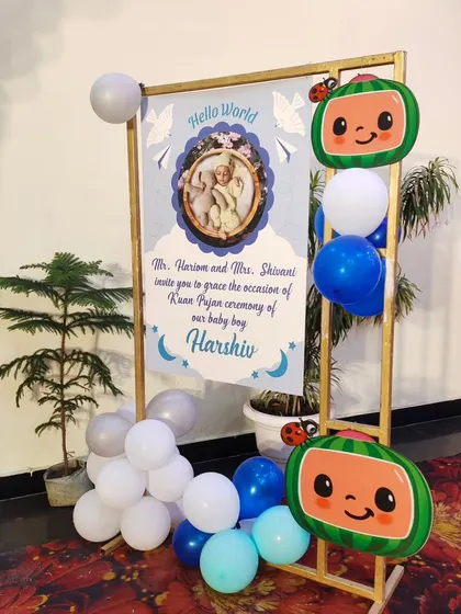 We also provide custom welcome boards to greet your guests. This wooden-frame sign was designed for a baby boy's ceremony, featuring a personalized invitation message and decorated with Cocomelon-themed foil balloons.