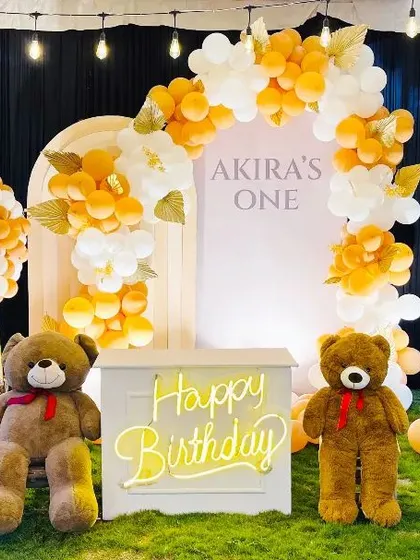 A close-up of the adorable outdoor Teddy Bear party backdrop and props.
