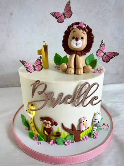 A full view of this sweet and girly jungle-themed cake.