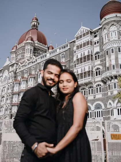 A duplicate of image 61, this is a timeless portrait that beautifully combines a loving couple with an iconic city landmark.